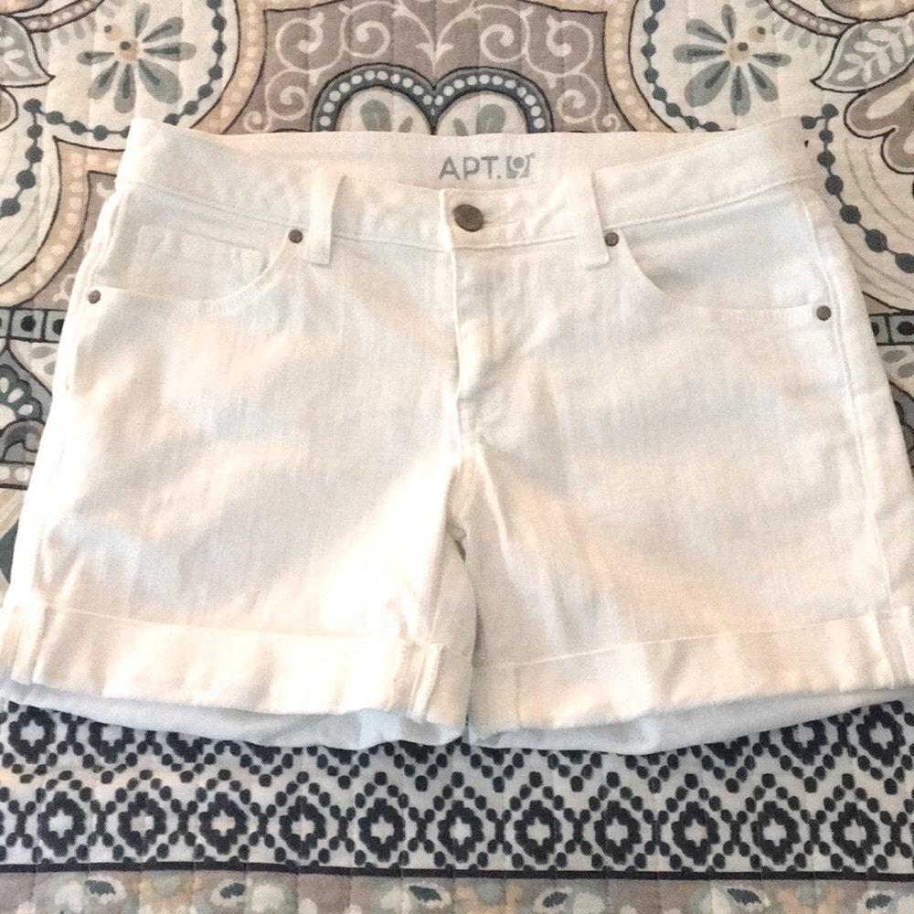 White Apt 9 cuffed jean shorts, Size 2